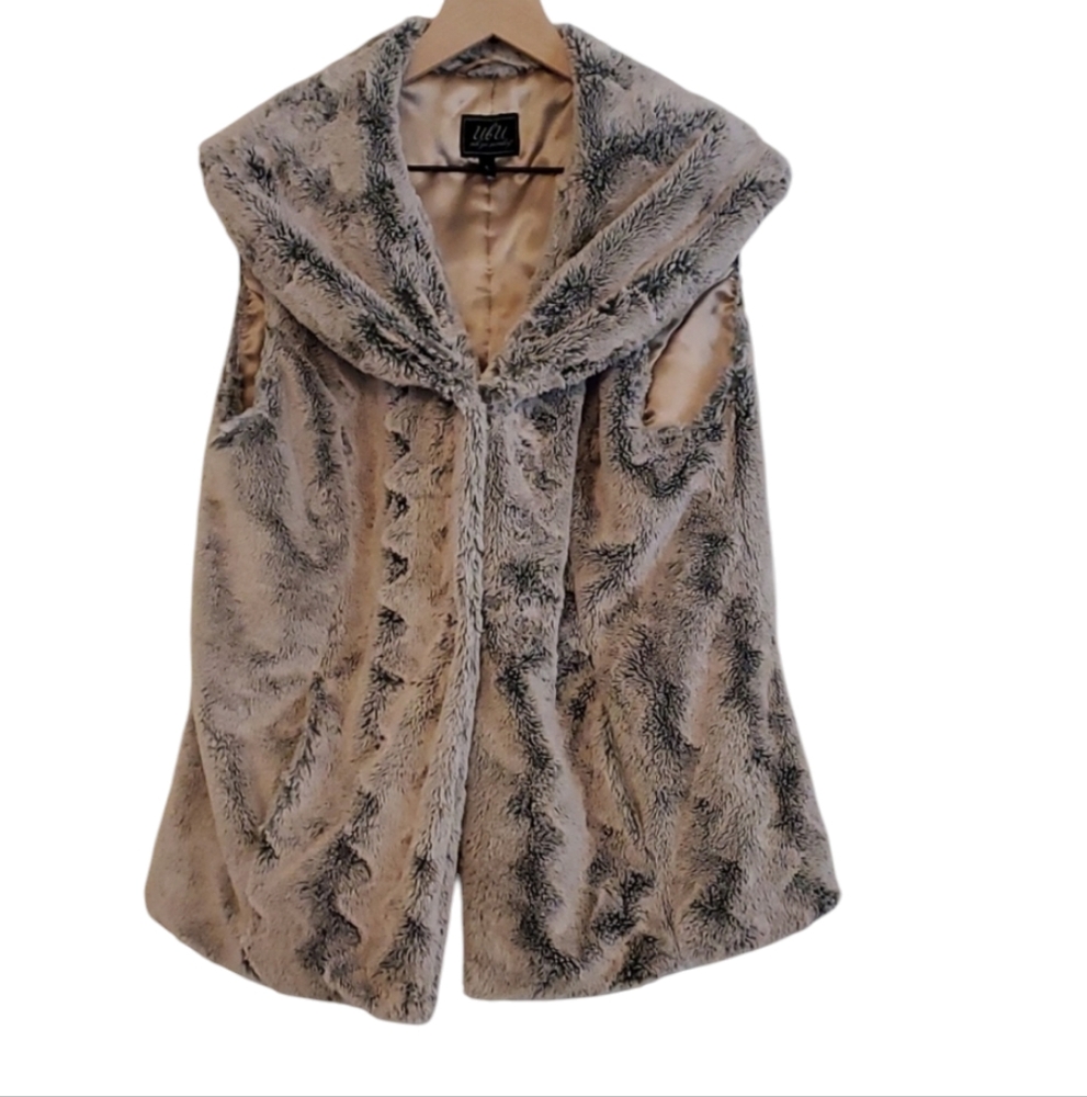 Ubu Faux Fur Fluffy Vest with Pockets, Size Large